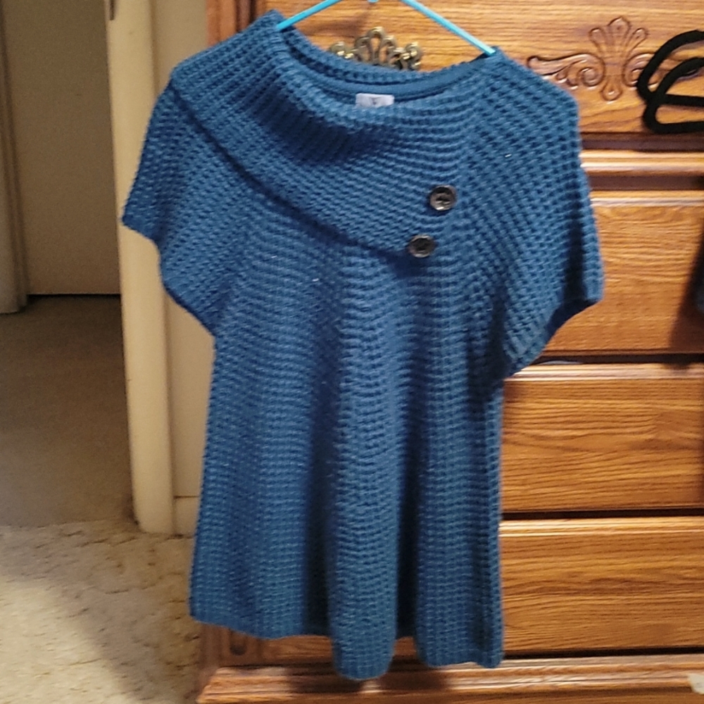 Worthington Teal colored shirt sleeve sweater.